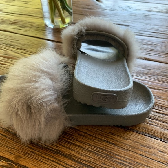 Ugg Slippers size 7. Never worn, brand new. Grey color. No box - Picture 5 of 7